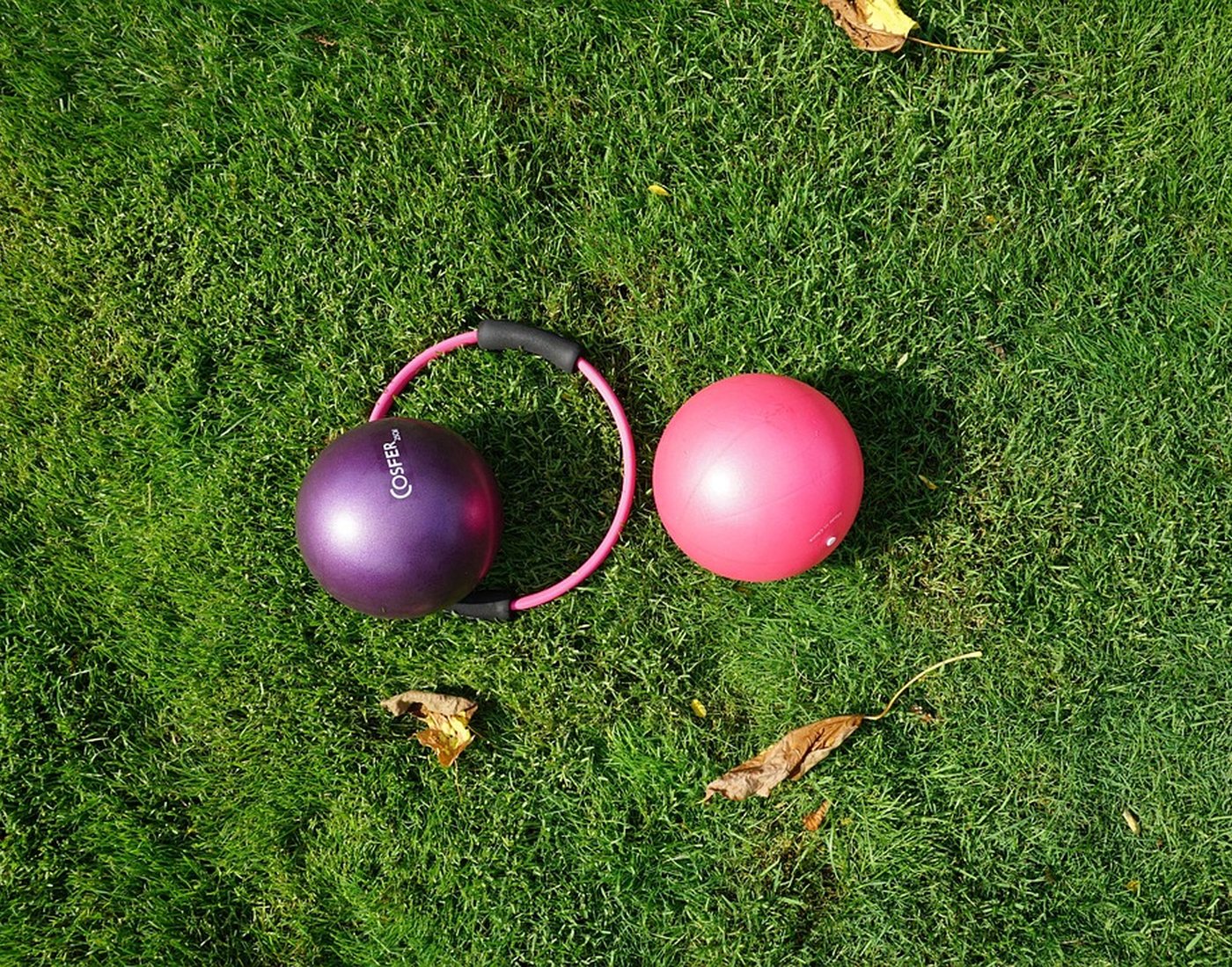 Ballon de Pilates posé sur l’herbe